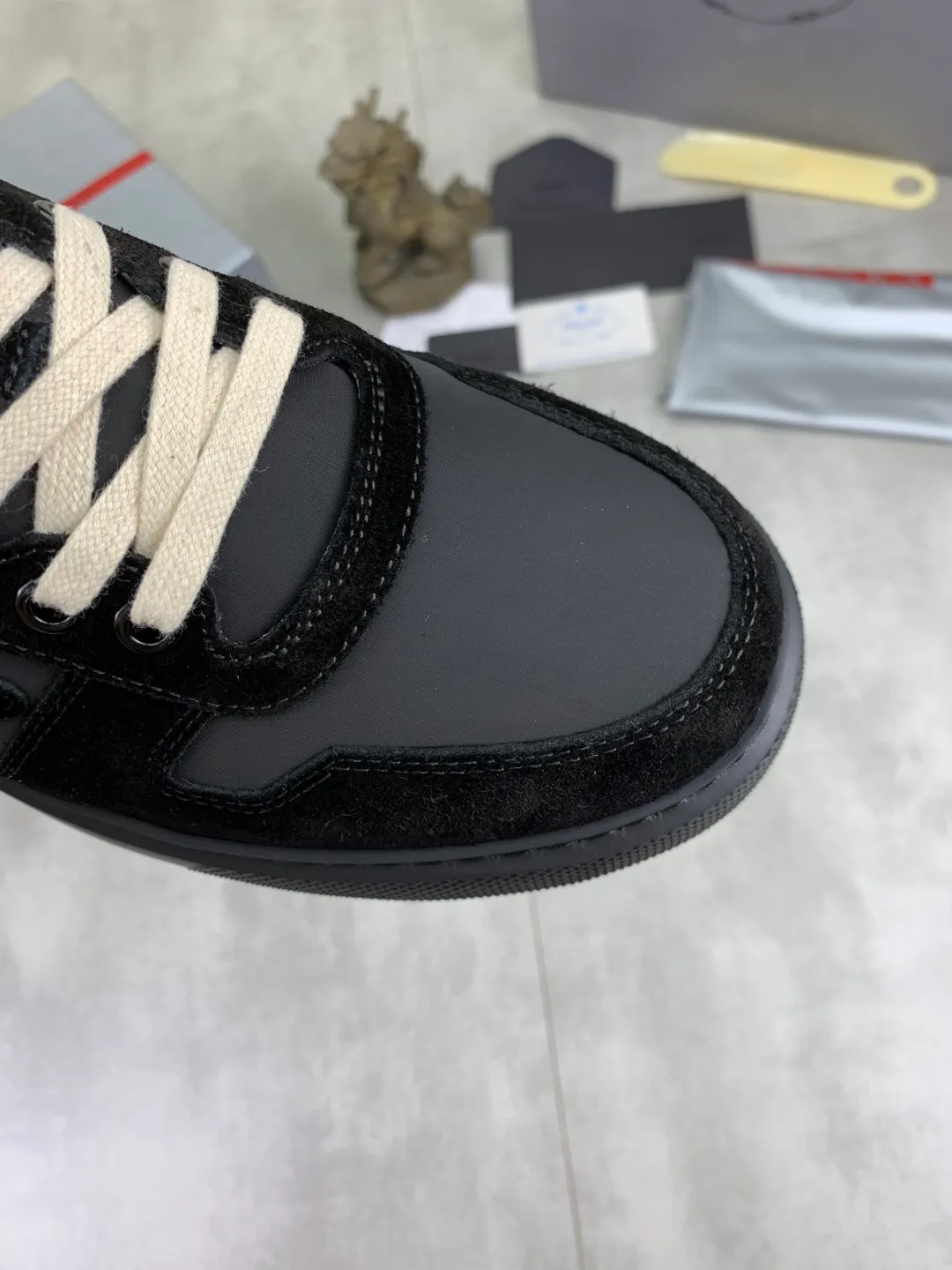 Men's shoes 💰P560💰 [New model] High version official website popular model is on the market, 🆘 Trendy brand (Prada) mainly promotes popular model, avant-garde and versatile fashionable men's shoes private version mold opening, cowhide surface splicing 1:1.. Stylish and simple, original imported cowhide lining cowhide feet; the atmosphere and personality are more fashionable, eye-catching and pursuing class. It will subvert the old idea and be a must-have for fashion trendsetters with you! Must keep it for yourself! Tall and comfortable, large and low, high-end quality workmanship. Code number: 38-44 5⃣️colors available.